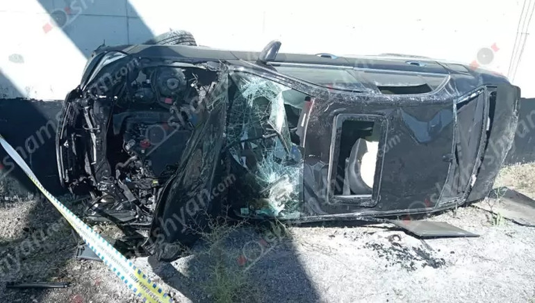 Mercedes-ը բախվել է բետոնե հենասյանն ու կողաշրջվել, 3 վիրավորներն ընտանիքի անդամներ են. Shamshyan.com