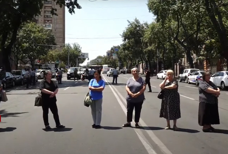 Անհետ կորած զինծառայողների ծնողները փակել են Բաղրամյան պողոտան