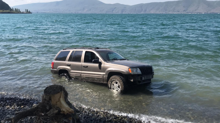 Ջրափրկարարները Սևանա լճից «Jeep» են դուրս բերել