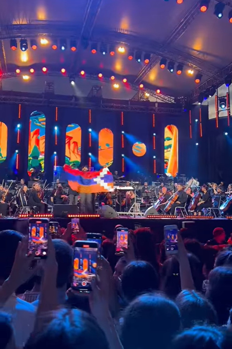 Վանաձորում քաղաքացուն բերման են ենթարկել Արցախի դրոշը ծածանելու համար (տեսանյութ, լուսանկարներ)