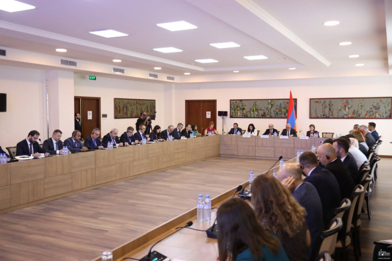 Կարևորվել է միջազգային հանրության հստակ ազդակն Ադրբեջանին. ԱԳՆ են հրավիրվել ՀՀ-ում հավատարմագրված դեսպանները (տեսանյութ)
