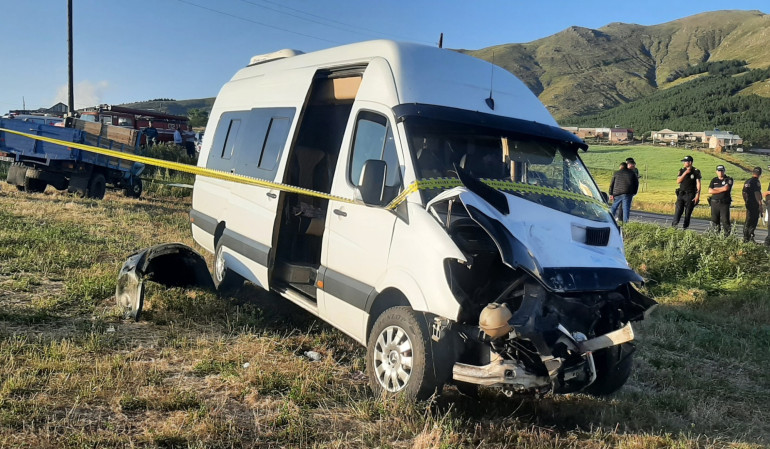 Բախվել են արշավորդներ տեղափոխող Mercedes Sprinter-ն ու ГАЗ 53-ը, կա 20 վիրավոր. Shamshyan.com (լուսանկարներ)