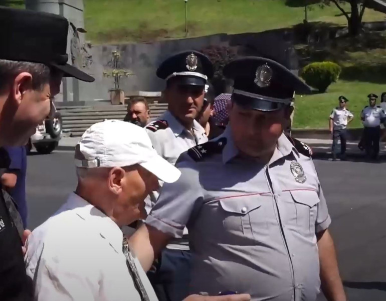 35 երեխեքին հանձնեցիք, որ ասեք Զանգելանը կռվով տվեցիք. անհետ կորածի ծնող