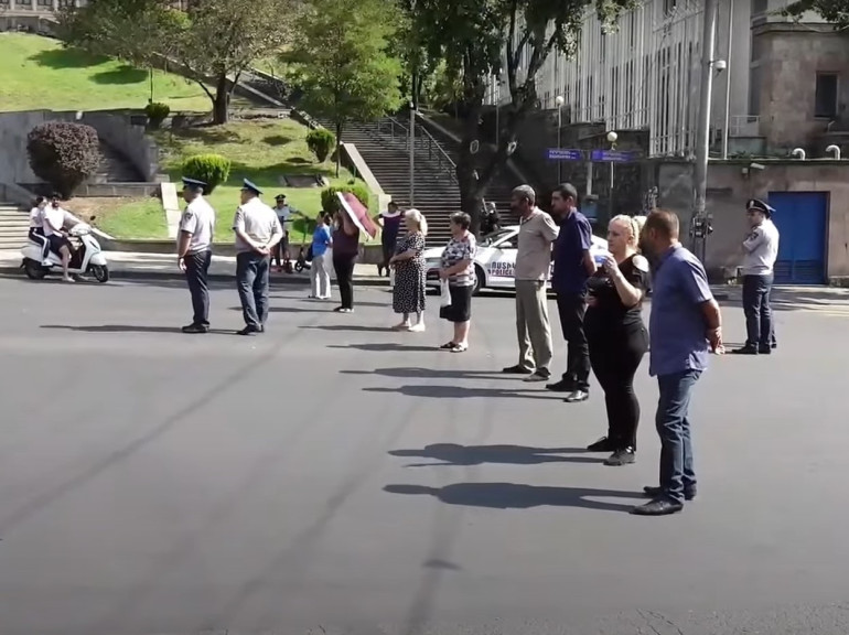 Անհետ կորածների ծնողները բացել են Բաղրամյան պողոտան (թարմացված)