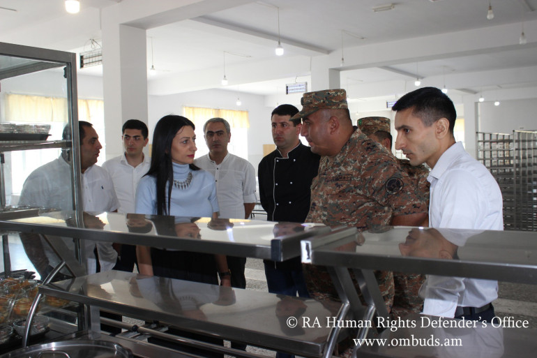Անհրաժեշտ է, որպեսզի յուրաքանչյուր քաղաքացու համար իրավունքների իրացման հնարավորություն ստեղծվի. ՄԻՊ-ը այցելել է Տավուշի մարզի զորամաս, սահմանամերձ բնակավայր (տեսանյութ, լուսանկարներ)