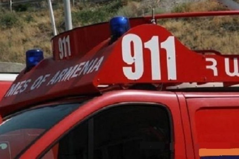 Քամու հետևանքով Ագաթանգեղոսի փողոցի շենքերից մեկի տանիքից օդատար խողովակը թեքվել է ու կախվել․ փրկարարներն ապամոնտաժել են այն