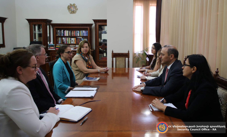 ՀՀ ԱԽ քարտուղարն ընդունել է ԱՄՆ Սենատի Արտաքին հարաբերությունների հանձնաժողովի աշխատակազմի ներկայացուցիչներին