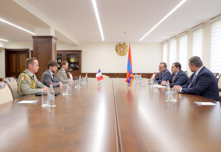 Սուրեն Պապիկյանն ընդունել է ՀՀ-ում Ֆրանսիայի նորանշանակ դեսպան Օլիվիե Դըկոտինյիին և նորանշանակ ռազմական կցորդ, փոխգնդապետ Առնո Էլիին