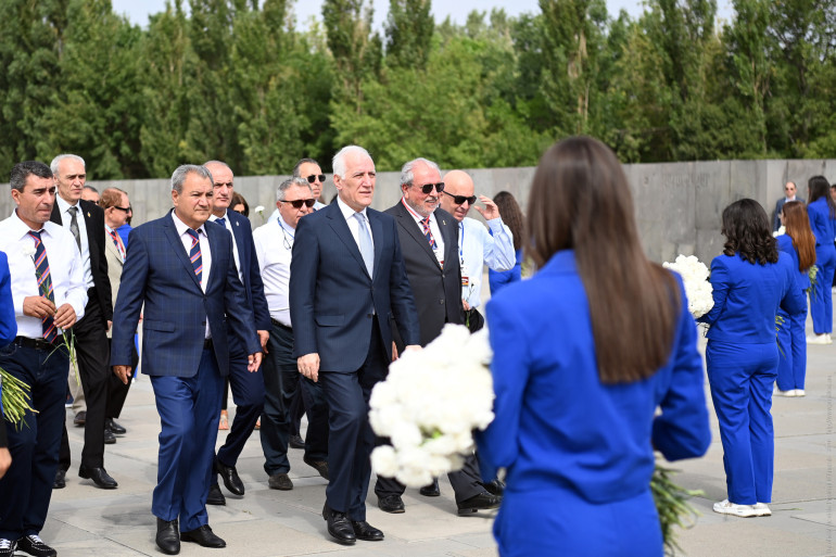 Նախագահ Վահագն Խաչատուրյանն այցելել է Ծիծեռնակաբերդի հուշահամալիր (լուսանկարներ, տեսանյութ)