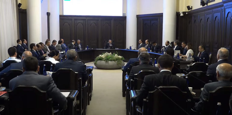 Փորձեք կյանքը տեսնել ձեր կաբինետի կամ մեքենայի ապակու մյուս կողմից․ Փաշինյանի հանձնարարականը պաշտոնյաններին
