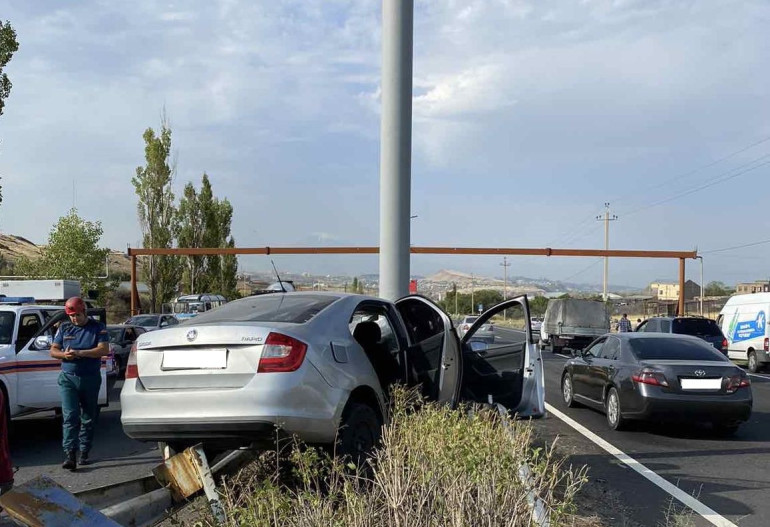 Երևան-Սևան ավտոճանապարհին ավտոմեքենան բախվել է ճանապարհի բաժանարար արգելապատնեշին․ կա տուժած