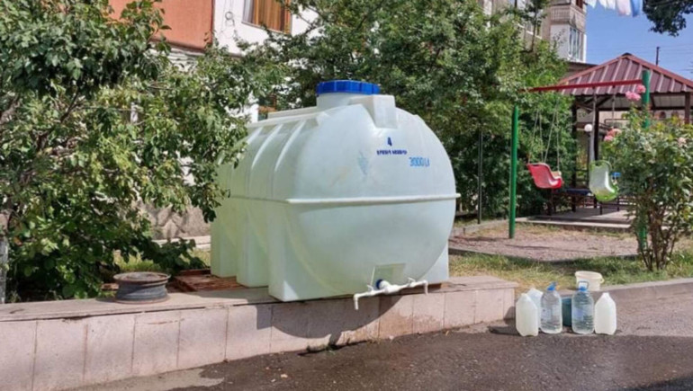 Ստեփանակերտում ջրի պակասը մեղմելու նպատակով բազմաբնակարան շենքերի բակերում տեղադրվել  են ջրի բաքեր