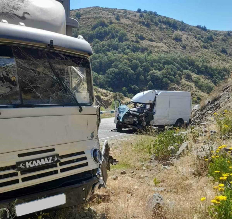 Մեղրի-Երևան ավտոճանապարհին բախվել են «Mercedes Sprinter»-ը և «KamAZ»-ը․ կան տուժածներ
