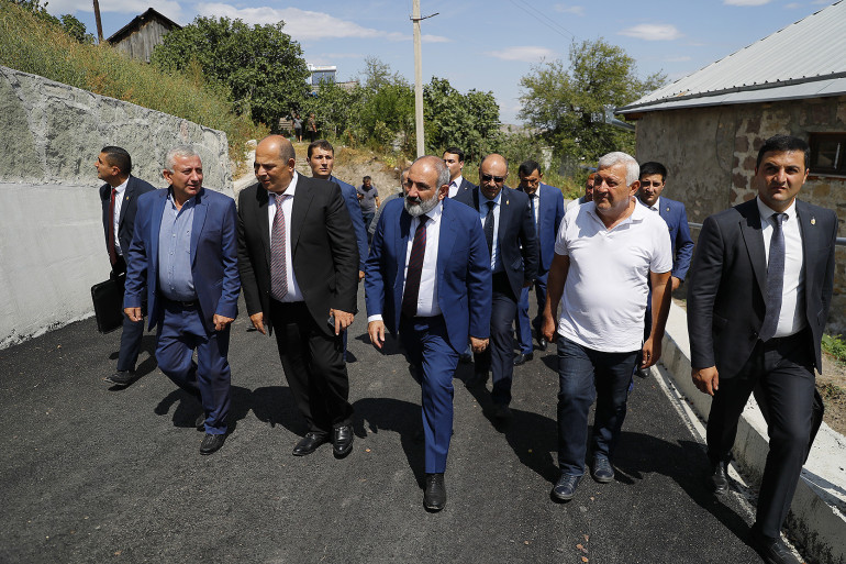 Տավուշում Փաշինյանը չնախատեսված կանգառներ է ունեցել և ծանոթացել ճանապարհաշինական աշխատանքների ընթացքին (լուսանկարներ)