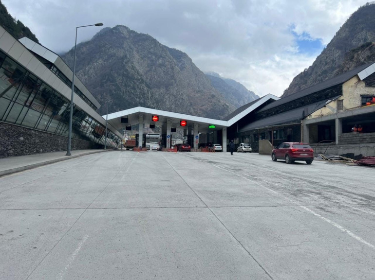 Վերին Լարսի անցակետում ՌԴ-ից դեպի Վրաստան ուղղությամբ 12 ուղևորատար, այնուհետև 8 բեռնատար երթևեկելի ուղիներում կիրականացվեն ասֆալտապատման աշխատանքներ