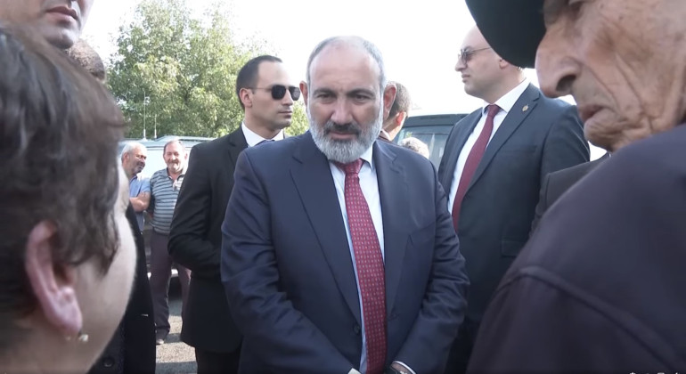 «Աստծու չափ շնորհակալ ենք Ձեզ, կարևորը Դուք եք, ջուր չունենք, զատո` ասֆալտ ունենք». լոռեցին՝ Փաշինյանին (տեսանյութ)