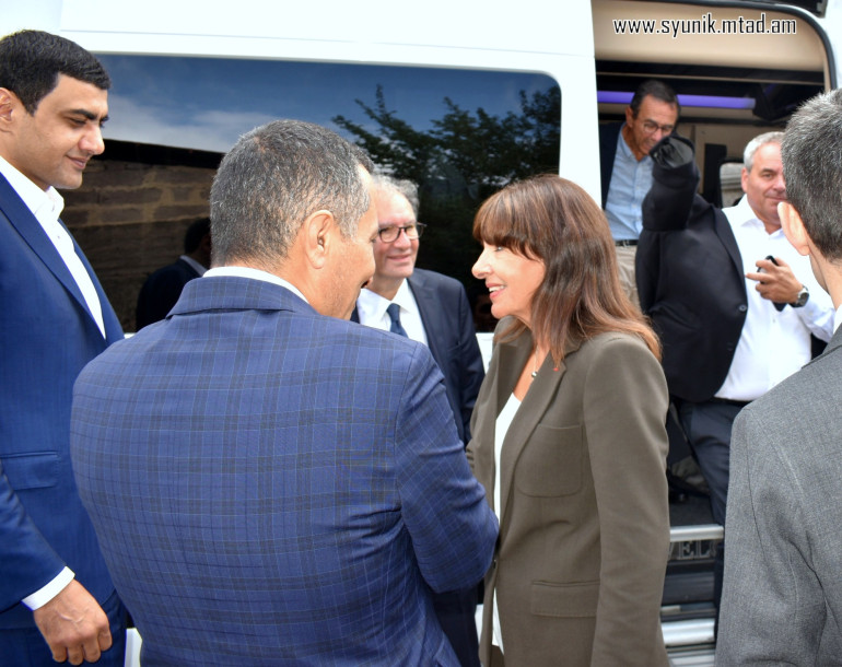 Փարիզի քաղաքապետին դիմավորել են Սյունիքի մարզպետը, Արցախի ԱԳ նախարարը և Գորիսի համայնքապետը