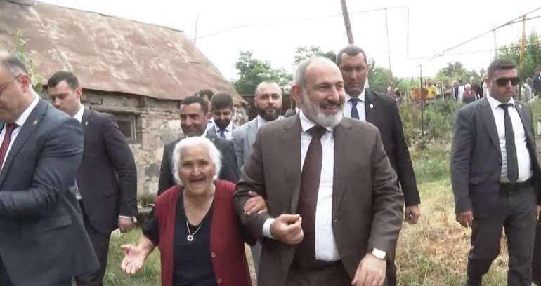 «Բա տունը սարքել ենք, որ փայտե տանն ապրե՞ս»․ Փաշինյանը՝ Գյուլագարակի տարեց բնակչուհուն (տեսանյութ)