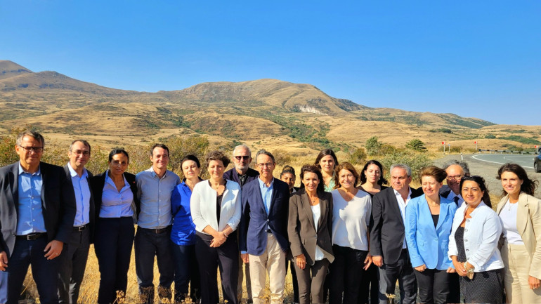 Փարիզի քաղաքապետը Հայաստանում է, եկել է հումանիտար շարասյունն ուղեկցելու