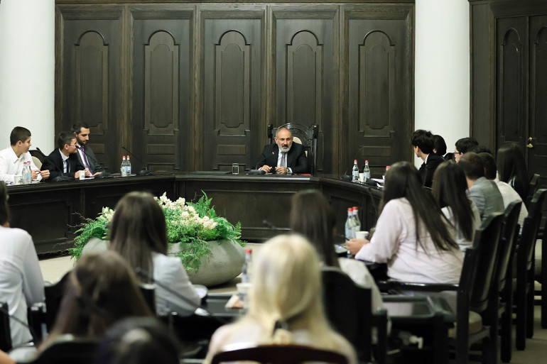 Փաշինյանը հյուրընկալել է ԱԺ «Ամառային դպրոց» ծրագրի մասնակիցներին
