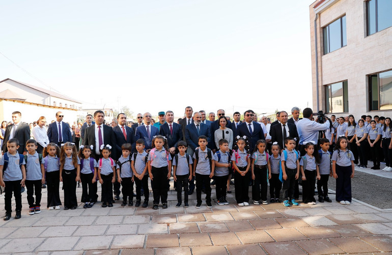Ուզում եմ բոլորս դպրոցն ընկալենք որպես թռիչքուղի, որի միջոցով պիտի սկսվի երեխաների թռիչքն իրենց երազանքների վրայով. Փաշինյան (լուսանկարներ, տեսանյութ)