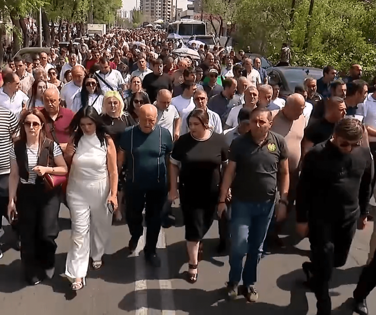 ԲՀԿ-ականները քայլերթով այցելել են ՀՀ-ում Արցախի Հանրապետության մշտական ներակայացուցչություն (տեսանյութ)