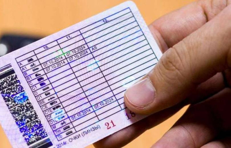 Քաղաքացին փորձել է առանց ՀՀ ժամանելու, 300,000 դրամ կաշառք տալու միջոցով փոխանակել իր վարորդական իրավունքի վկայականը