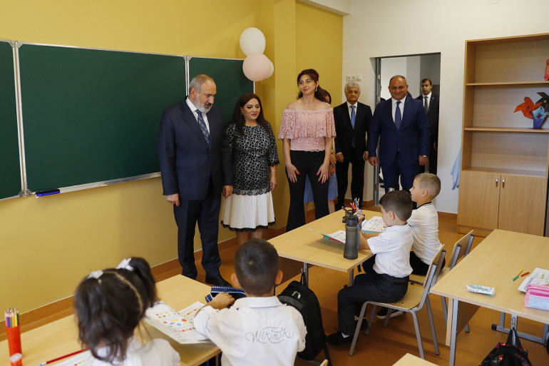 Դպրոցներում պետական օրհներգի 6 տարբեր վարկած ենք լսել՝ 6 տարբեր արագությամբ, չի կարող մի տեղում հիմնը մի տեմպով հնչել, մյուս տեղում՝ այլ․ Փաշինյան (տեսանյութ)