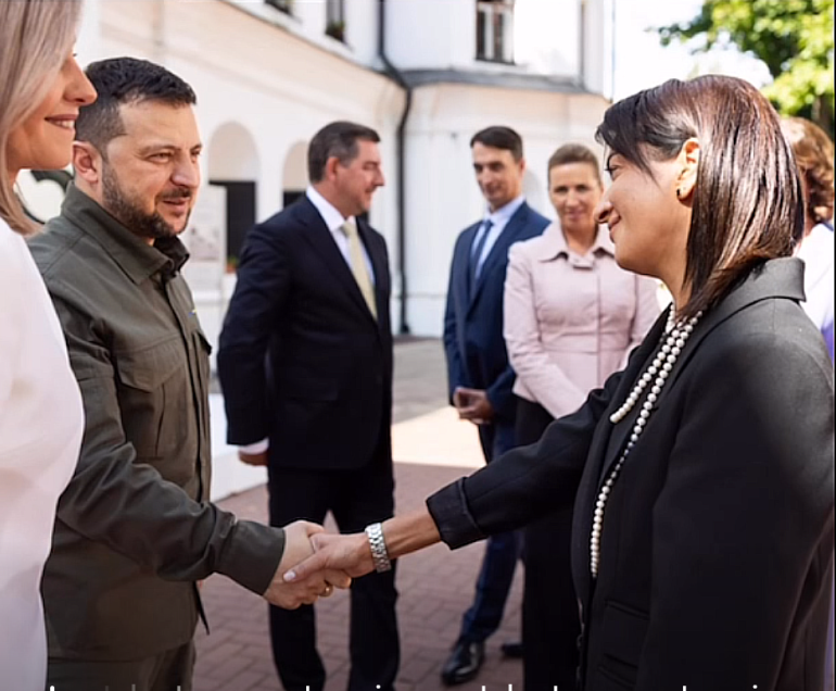 Աննա Հակոբյանը սեղմում է Զելենսկու ձեռքը (լուսանկար)