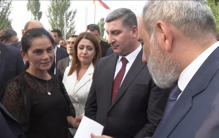 «Պարոն վարչապետ, մեր համախոհներից է». Փաշինյանի խոսնակը ներկայացրեց սևազգեստ կնոջը