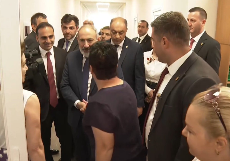 «Երազում էի մոտիկից տեսնեի Ձեզ, Փաշինյան ջան». վարչապետը ինֆեկցիոն կենտրոն է այցելել (տեսանյութ)