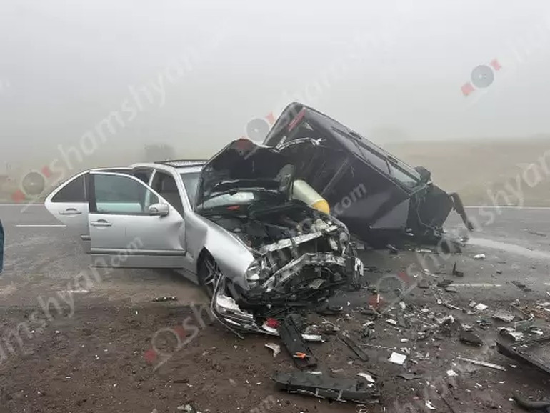 Սյունիքում բախվել են Mercedes-ն ու ВАЗ-ը, վերջինը կողաշրջվել է, կա վիրավոր. Shamshyan.com