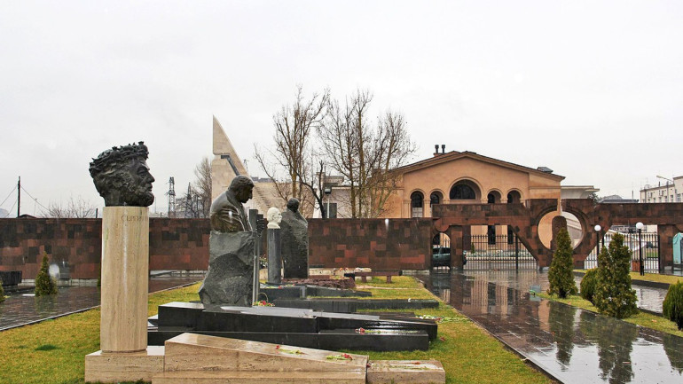 Ալբերտ Ազարյանը հուղարկավորվեց Կոմիտասի անվան պանթեոնում