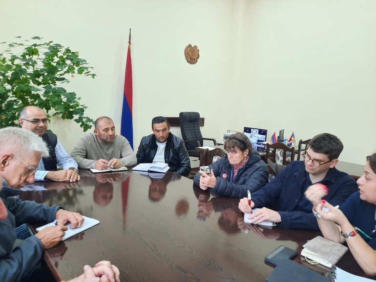 Քերոլայն Քոքսը այցելել է Տեղ խոշորացված համայնք