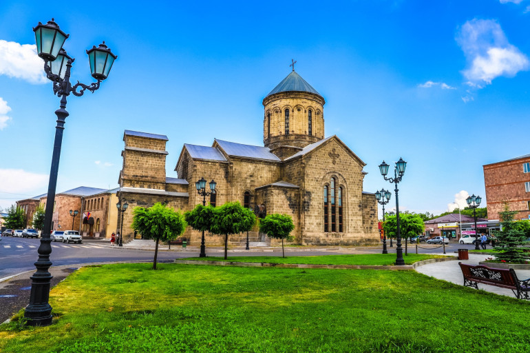 23-ամյա կինն անսթափ վիճակում մեքենա է վարել Գավառի քաղաքապետարանի մոտ, սրահում օդաճնշիչ ատրճանակ է հայտնաբերվել