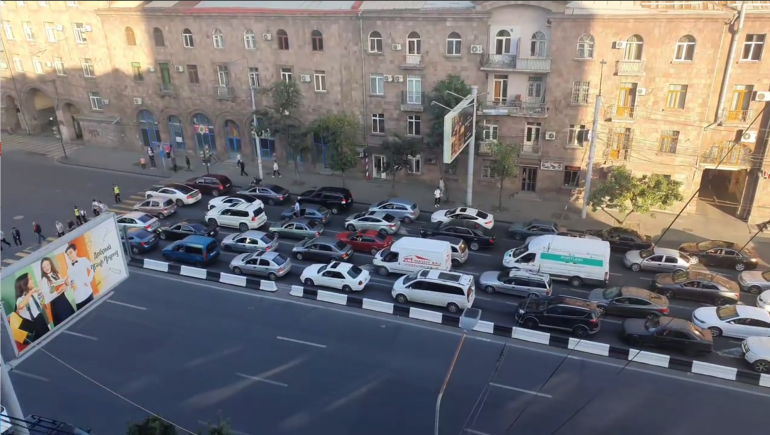 ՔՊ-ի երթի պատճառով կաթվածահար էր եղել երթևեկությունը․ վարորդները սկսել են ազդանշաններով բողոքել