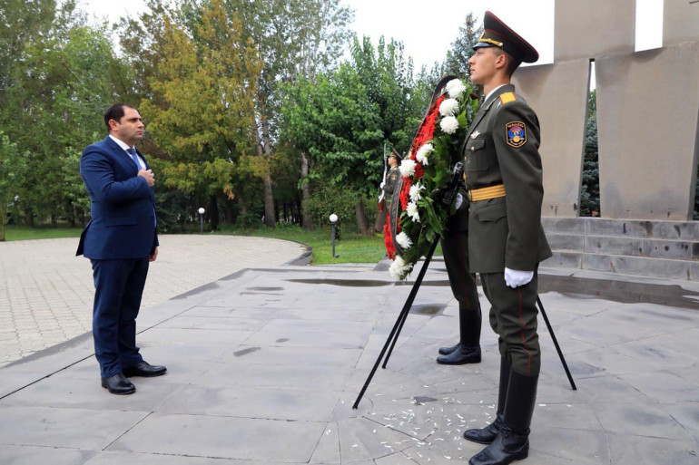 ՊՆ-ն հերքում է լուրերը, թե Սուրեն Պապիկյանը «Եռաբլուր» չի այցելել, սեպտեմբերի 13-ի վաղ առավոտյան այնտեղ է եղել (լուսանկարներ)