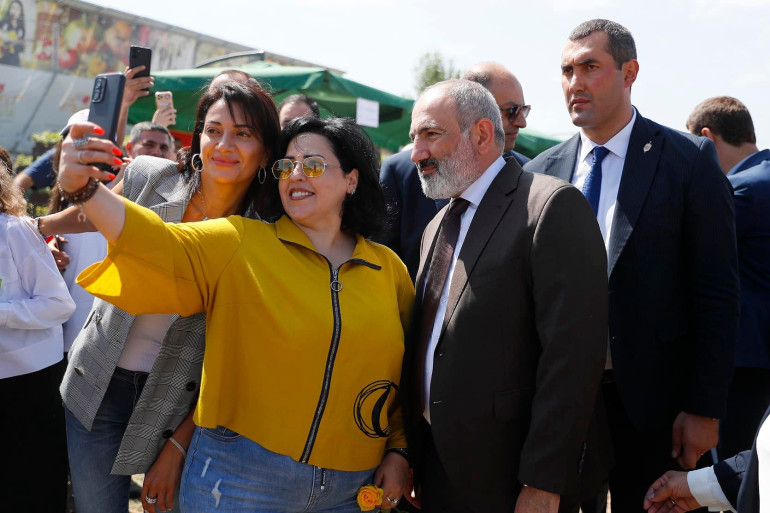 Փաշինյանը տիկնոջ հետ մասնակցում է «Բերքի տոն» 10-րդ փառատոնին