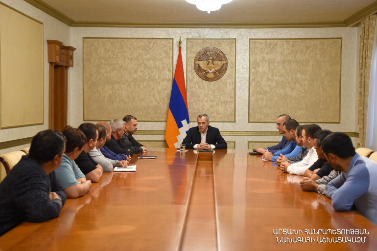 Սամվել Շահրամանյանը հանդիպել է Հադրութի շրջանից տեղահանված մի խումբ բնակիչների հետ