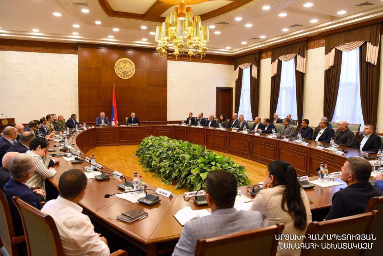 Սամվել Շահրամանյանը կառավարության կազմին և դատական համակարգի պատասխանատուներին է ներկայացրել նորանշանակ պետնախարար Արթուր Հարությունյանին