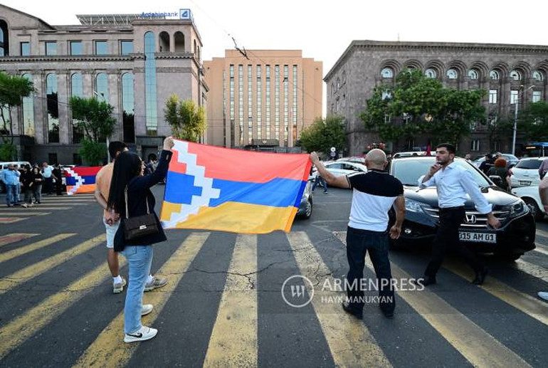 ՌԴ դեսպանատան մոտ ակցիայի մասնակիցները որոշել են շենքի ելումուտն արգելափակված պահել մինչև չկատարվեն իրենց պահանջները