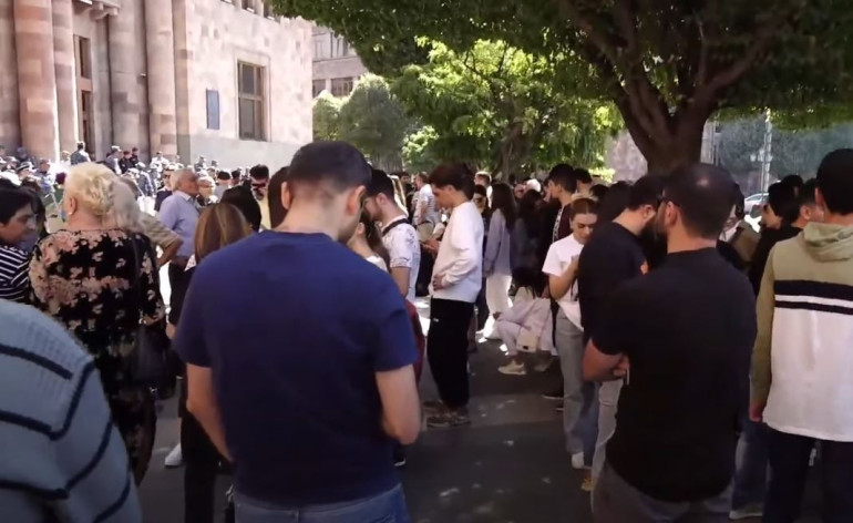 Գրիչի ծայրով ո՞նց եք մեր հողը նվիրում թուրքերին․ բողոքի ակցիա՝ կառավարության մոտ