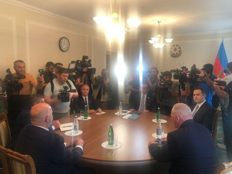 Եվլախում մեկնարկել են Արցախի և Ադրբեջանի ներկայացուցիչների բանակցությունները (տեսանյութ)