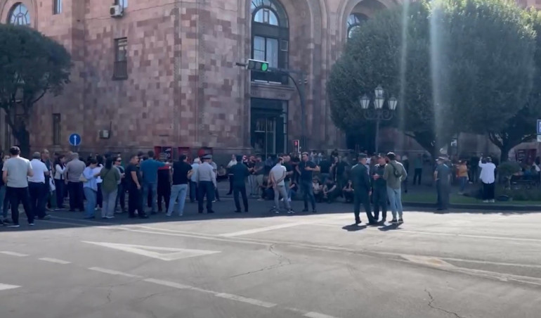 Քաղաքացիները փակել են Երևանի մի շարք փողոցներ (լուսանկարներ)