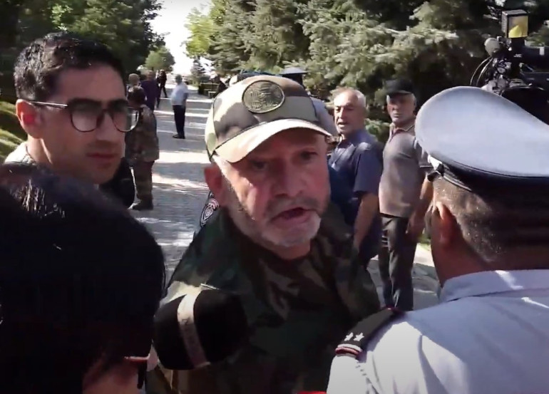 «Ո՞վ ես, եկել եք ասեք, որ ծախե՞լ եք Արցախը». ծնողները ԵԿՄ անդամներին թույլ չտվեցին ծաղկեպսակ դնել (տեսանյութ)