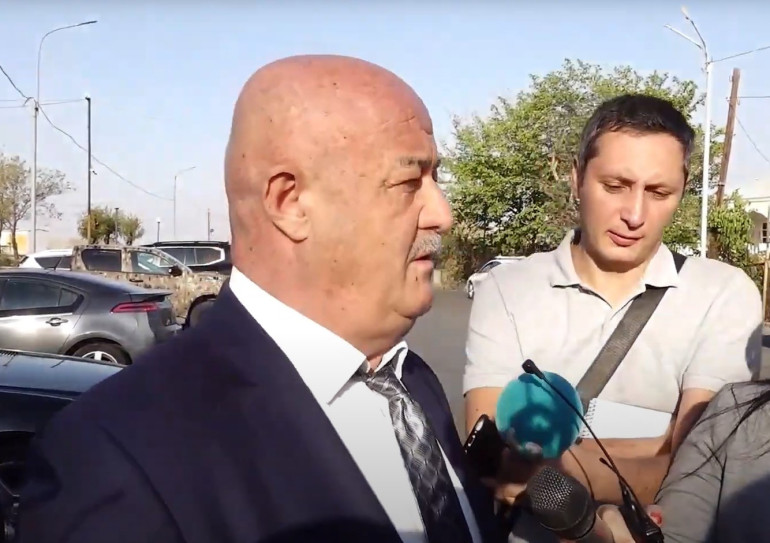 Դուք և ձեր նման ոչնչությունները չեք որոշում, թե ով է իշխանությունը. Հովիկ Աղազարյանը՝ լրագրողներին (տեսանյութ)