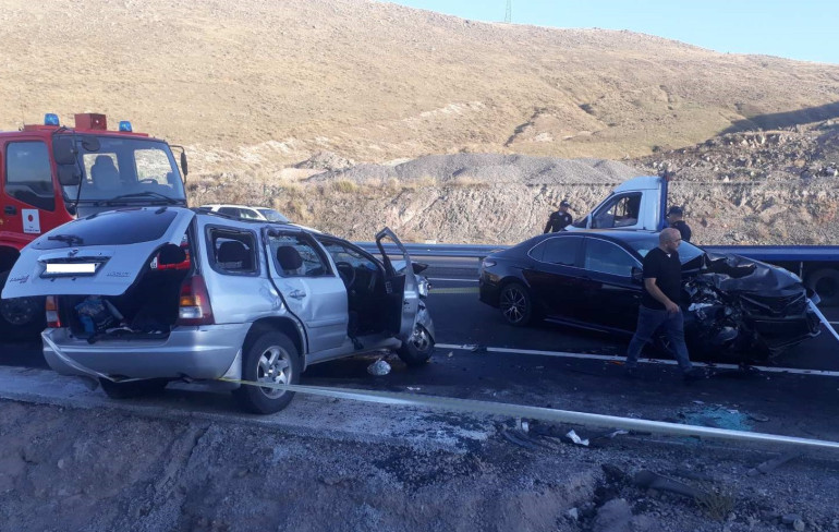 Երևան-Գյումրի ավտոճանապարհին բախվել են «Toyota»-ն, «Mazda»-ն և «VAZ»-ը․ կան տուժածներ, այդ թվում՝ երեխա