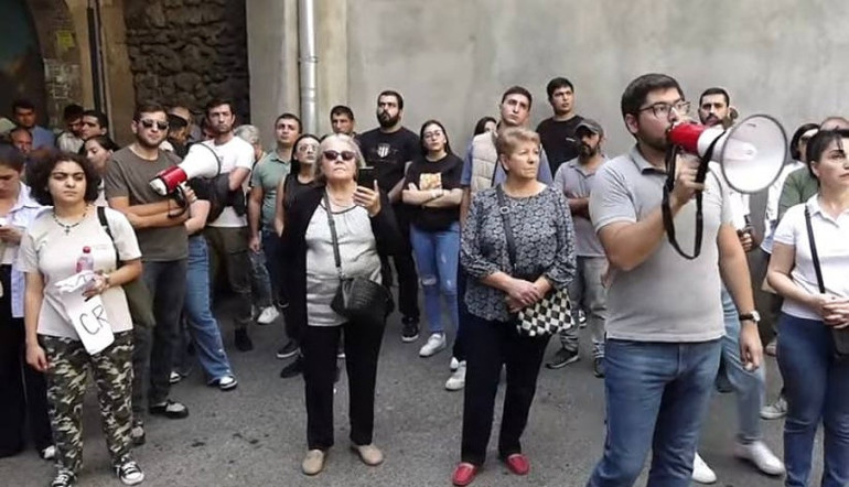 Եթե տեսնեք ձեր հարևանին, ամոթանք տվեք նրան․ ցույցի մասնակիցներն Անդրանիկ Քոչարյանի շենքի բակում էին (տեսանյութ)