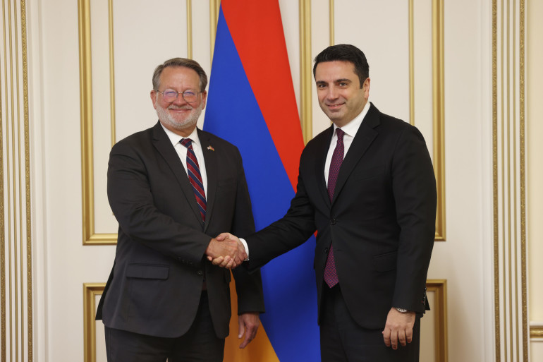 Միացյալ Նահանգները հայ ժողովրդի կողքին է. ԱՄՆ սենատոր Գերի Փիթերսը՝ Ալեն Սիմոնյանին