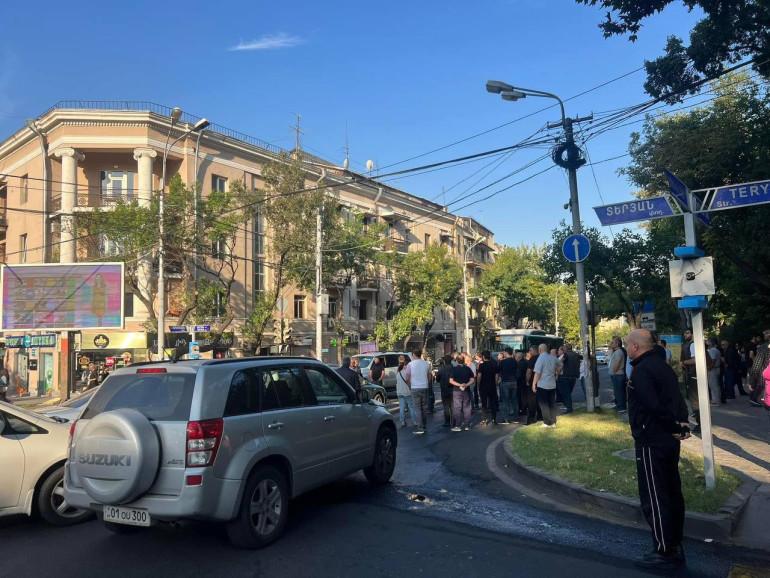 Վաղ առավոտից մեկնարկել են անհնազանդության ակցիաները, մայրաքաղաքի մի շարք փողոցներ փակ են (տեսանյութեր, լուսանկարներ)